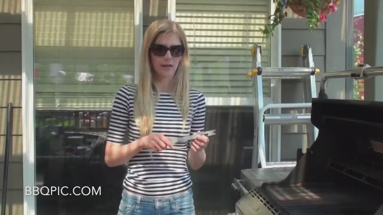 Load video: A lady is showing us how to use the barbecue cleaning tool - the BBQ Pic.